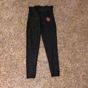 Colosseum leggings with an OU on the front